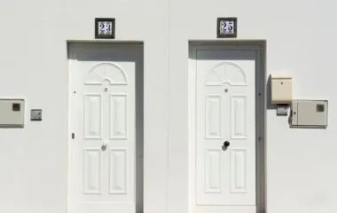 아파트 현관문 앞